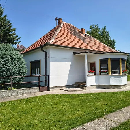 Vidiecky Dom Holiday home Mojmirovce